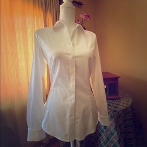 Banana Republic classic button down shirt. Size 8